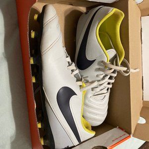 9 Ladies Tiempo Rio III Nike Cleats